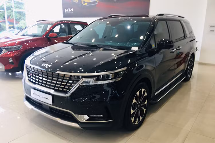 Mặc dù giảm 20% so với tháng trước, nhưng với doanh số 268 xe bán ra Kia Carnival bất ngờ lot vị trí thứ 9 top 10 xe bán chạy nhất tháng 2/2024. Tại thị trường Việt Nam, Kia Carnival được cung cấp 2 lựa chọn động cơ gồm 2.2 lít máy dầu và 3.5L máy xăng. Đặc biệt, Kia Carnival có khoảng giá trải rộng từ khoảng 1,179 tỷ đồng đến 1,759 tỷ đồng.