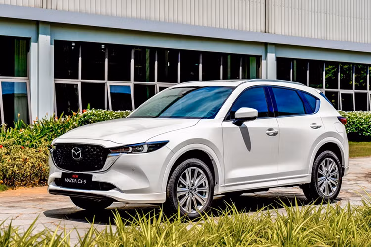 Mẫu crossover của thương hiệu Mazda tại Việt Nam cũng chỉ bán được 600 xe trong tháng 2/2024, giảm 34,5 % so với tháng 1/2024 (807 xe) và vẫn giữ nguyên vị trí thứ 4 trong top. Đầu tháng 7/2023, Mazda CX-5 2023 được làm mới với 3 phiên bản chính là Deluxe, Luxury và Premium với giá lần lượt 749 triệu, 789 triệu và 829 triệu.