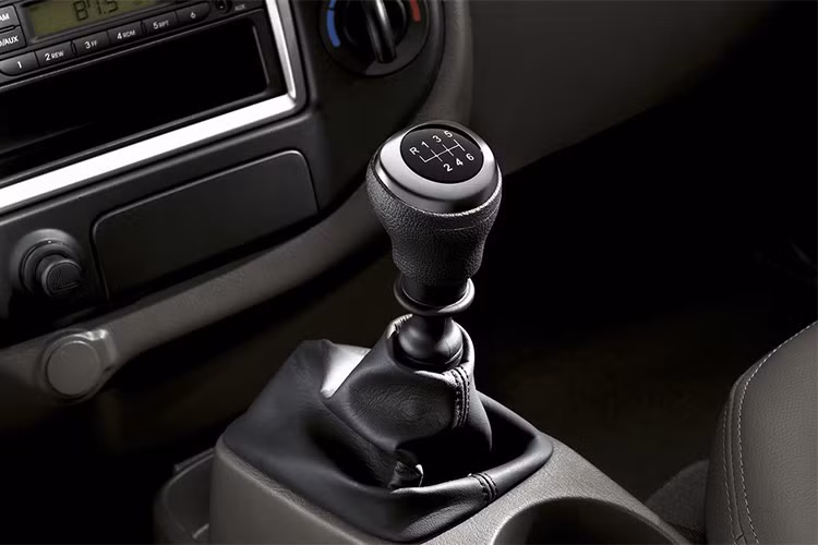 Chiếc New Porter 150 mới được Hyundai Thành Công lắp ráp sử dụng động cơ mạnh nhất phân khúc Turbo Diesel 2.5L CRDi giúp tối ưu về sức mạnh và vận hành êm ái hơn, cho công suất tối đa là 130 mã lực tại 3.800 vòng/phút cùng Momen xoắn cực đại 255 Nm tại 1.500 – 3.500 vòng/phút đi kèm hộp số sàn 6 cấp.