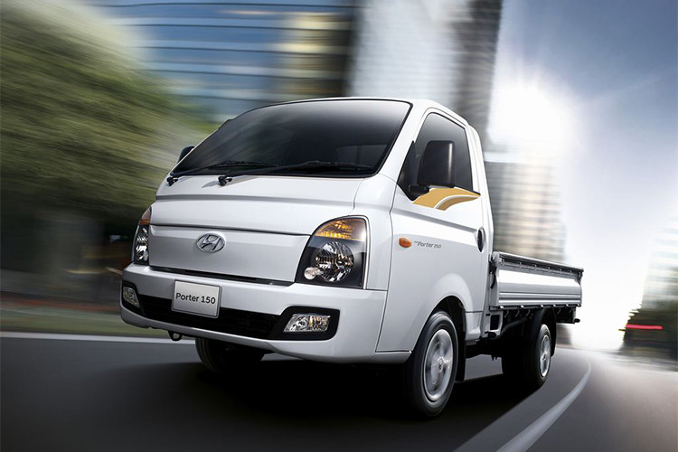 New Porter 150 được Hyundai Thành Công phân phối với 3 phiên bản màu sắc, giá khởi điểm từ 410 triệu đồng (đã bao gồm thuế VAT). Xe được bảo hành 2 năm hoặc 50.000 km tuỳ theo chế độ nào đến trước. Khách hàng có thể lựa chọn 4 mẫu thùng: Thùng lửng, Thùng mui phủ bạt, Thùng kín Inox, Thùng kín Composit và Thùng kín Panel SVI.