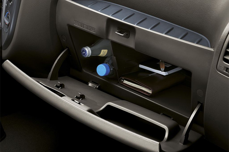 New Porter 150 còn được trang bị thêm nhiều tiện ích khác như: hốc để kính, đèn trần 2 vùng, giá để cốc, hộc để đồ ở cánh cửa... và hộc để đồ phía trước có chức năng làm mát cho thời tiết nắng nóng.