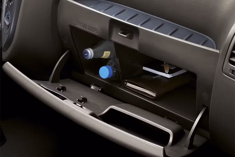 New Porter 150 còn được trang bị thêm nhiều tiện ích khác như: hốc để kính, đèn trần 2 vùng, giá để cốc, hộc để đồ ở cánh cửa... và hộc để đồ phía trước có chức năng làm mát cho thời tiết nắng nóng.