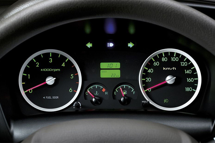 Hướng tới người lái, New Porter 150 bản 2018 cũng sở hữu ghế ngồi thoải mái với dây đai an toàn 3 điểm, tay lái trợ lực có thể điều chỉnh góc lái phù hợp với tài xế, mang lại cảm giác thoải mái và tự tin khi vận hành. Vô lăng xe được trợ lực đem đến khả năng lái chính xác, an toàn.