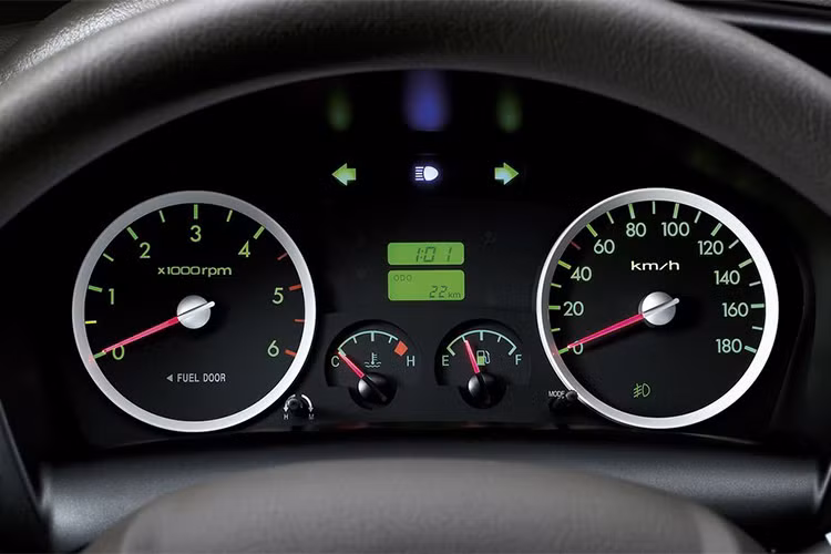 Hướng tới người lái, New Porter 150 bản 2018 cũng sở hữu ghế ngồi thoải mái với dây đai an toàn 3 điểm, tay lái trợ lực có thể điều chỉnh góc lái phù hợp với tài xế, mang lại cảm giác thoải mái và tự tin khi vận hành. Vô lăng xe được trợ lực đem đến khả năng lái chính xác, an toàn.