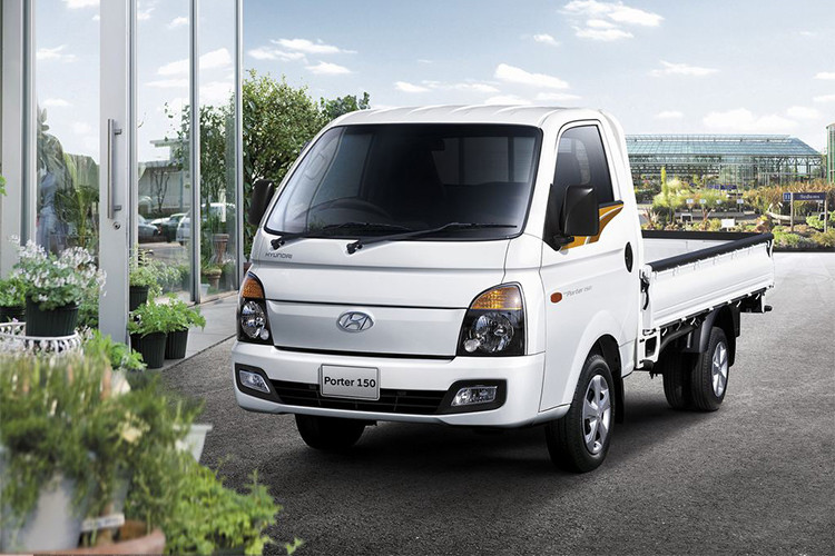 Động cơ này đạt tiêu chuẩn khí thải Euro 4, đảm bảo sức mạnh vận hành cũng như bảo vệ an toàn môi trường.Xe được trang bị hệ thống an toàn với khóa vi sai, hệ thống phanh trước sử dụng đĩa tản nhiệt, ở phanh sau sử dụng phanh dạng tang trống mạch kép thủy lực trợ lực chân không.