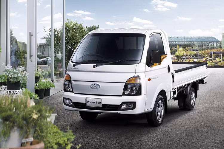 Động cơ này đạt tiêu chuẩn khí thải Euro 4, đảm bảo sức mạnh vận hành cũng như bảo vệ an toàn môi trường.Xe được trang bị hệ thống an toàn với khóa vi sai, hệ thống phanh trước sử dụng đĩa tản nhiệt, ở phanh sau sử dụng phanh dạng tang trống mạch kép thủy lực trợ lực chân không.