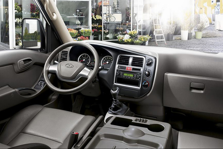 Bên trong của cabin, chiếc xe tải nhỏ New Porter 150 được thiết kế rộng rãi với nhiều tiện nghi như một chiếc xe du lịch: hệ thống điều hòa công suất cao, cửa sổ chỉnh điện, đồng hồ hiển thị đa chức năng, đặc biệt là hệ thống giải trí hỗ trợ mới nhất như; Radio/Bluetooth/USB.