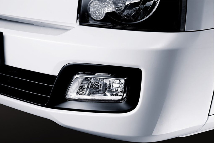 New Porter 150 mới được trang bị hệ thống treo phía trước dạng phuộc nhún, ở phía sau dạng lá nhíp hình bán nguyệt hết hợp ống giảm chấn thủy lực tác dụng 2 chiều, giảm tiếng ồn và độ rung trong khung gầm của xe một cách đáng kể, cho cảm giác dễ chịu trên mọi địa hình.