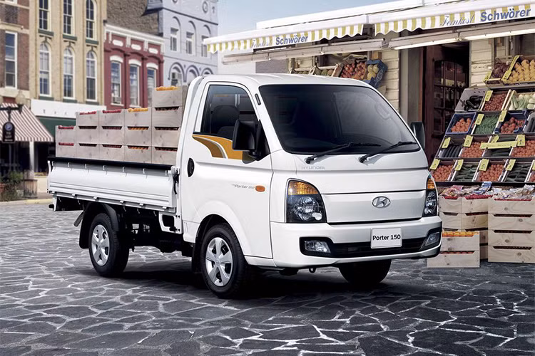 Mẫu xe Hyundai New Porter 150 mới vừa chính thức ra mắt thị trường Việt Nam, được phân phối bởi Hyundai Thành Công được xem là mẫu xe tải nhẹ đầu tiên và duy nhất hiện tại được sản xuất với công nghệ chế tạo áp dụng tiêu chuẩn tương đương dòng xe du lịch.