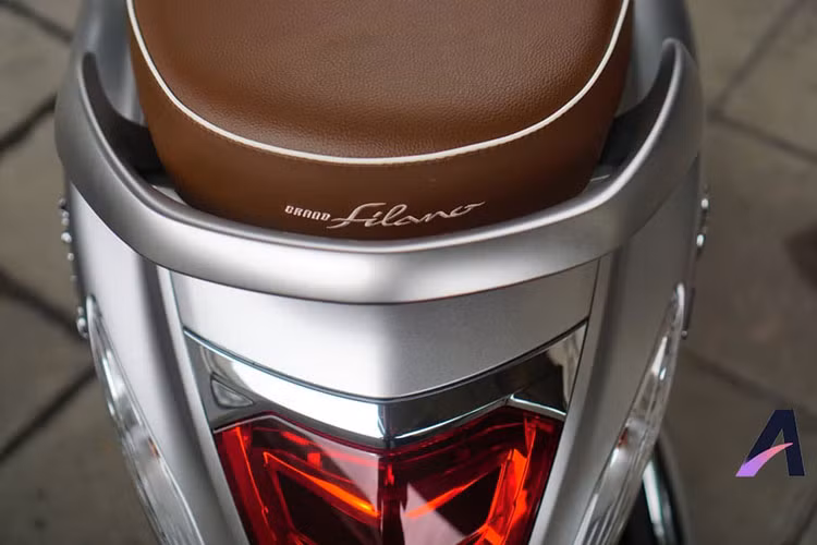 So với phiên bản cũ, đuôi xe ga Yamaha Grande Hybrid 2018 được thiết kế lại hoàn toàn, thay cho vẻ vuông vắn là các đường bo tròn và vuốt nhiều hơn về phía sau, hình dạng đèn phanh và đèn xi nhan sau cũng thay đổi, mềm mại hơn để ăn nhập với thiết kế mới của đuôi xe.