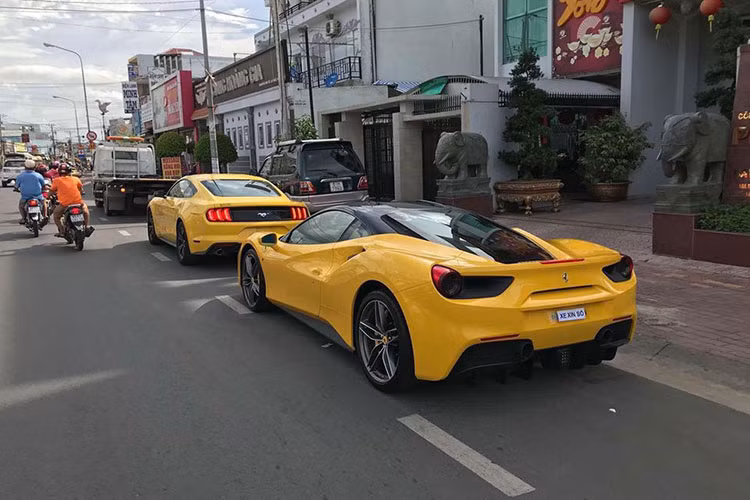 Được biết, doanh nhân Bình Dương mua chiếc Ford Mustang đời 2018 này để tặng cho người bố của mình. Ngoại thất của chiếc xe thể thao này cũng mang màu vàng, "tông xuyệt tông" với siêu xe Ferrari 488 GTB tậu cách đây nửa tháng. Theo một số nguồn tin, doanh nhân Bình Dương này còn tậu 1 chiếc xe sang khác mang nhãn hiệu Maserati.