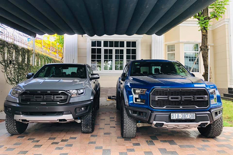 Ford Ranger Raptor 2018 sử dụng khối động cơ diesel I4 biturbo 2.0L, sản sinh công suất 210 mã lực, mô-men xoắn cực đại 500 Nm, đi kèm hộp số 10 cấp và hệ dẫn động 4 bánh. Giá Ford Ranger Raptor chính hãng tại Việt Nam hiện được niêm yết là 1,198 tỷ đồng, tuy nhiên nếu muốn nhận xe sớm các khách hàng phải chi thêm tiền mua phụ kiện.