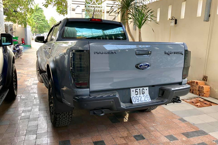 Trong khi đó, thiết kế phần đuôi xe không có quá nhiều sự khác biệt. Ford Ranger Raptor 2018 có chiều dài 5.398 mm, cao 1.873 mm, rộng 2.180 mm. Khoảng sáng gầm xe đạt 283 mm, góc tới 32,5 độ và góc thoát 24 độ.