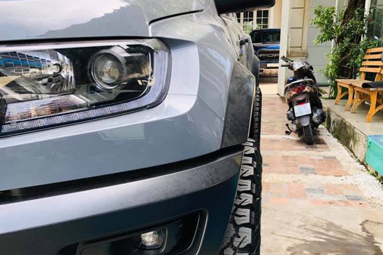 Một số đặc điểm nổi bật của Ford Ranger Raptor mới tại Việt Nam bao gồm hệ khung gầm hoàn toàn mới được gia cố giúp Raptor chinh phục được các địa hình off-road khó, khoảng sáng gầm lớn hơn.