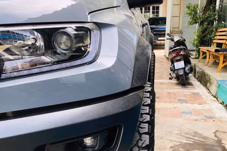 Một số đặc điểm nổi bật của Ford Ranger Raptor mới tại Việt Nam bao gồm hệ khung gầm hoàn toàn mới được gia cố giúp Raptor chinh phục được các địa hình off-road khó, khoảng sáng gầm lớn hơn.