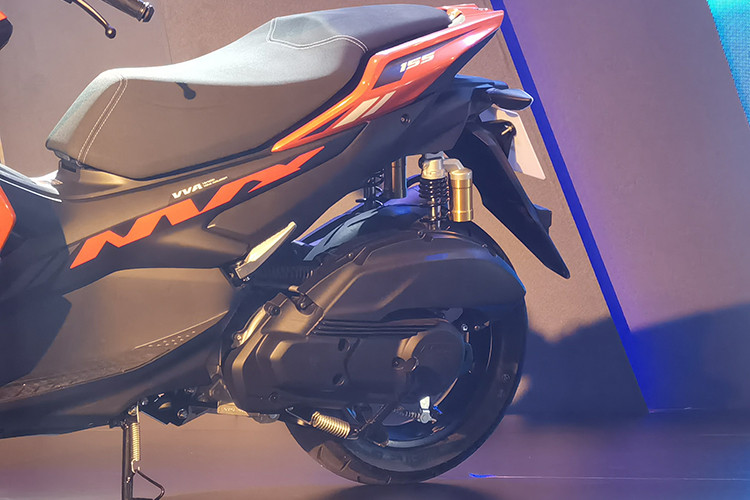 Ngoài những chi tiết được nâng cấp mới, các trang bị còn lại trên xe không có gì thay đổi. Xe vẫn sử dụng hệ thống khóa thông minh Smart Key, phanh ABS, động cơ xylanh đơn 155 VVA, cốp chứa đồ 25 lít và cổng sạc điện thoại ở hộc chứa đồ phía trước.