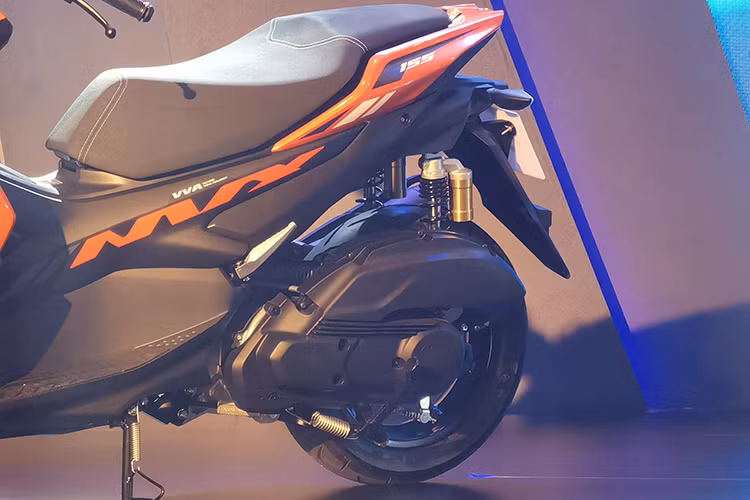 Ngoài những chi tiết được nâng cấp mới, các trang bị còn lại trên xe không có gì thay đổi. Xe vẫn sử dụng hệ thống khóa thông minh Smart Key, phanh ABS, động cơ xylanh đơn 155 VVA, cốp chứa đồ 25 lít và cổng sạc điện thoại ở hộc chứa đồ phía trước.