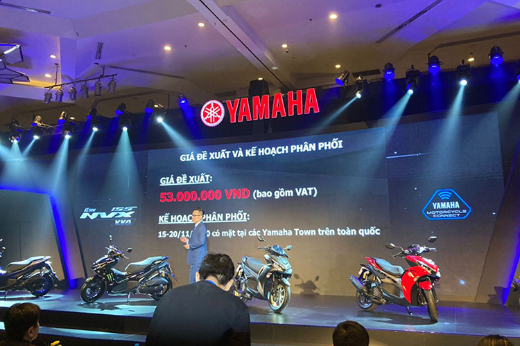 Giá xe Yamaha NVX 155 VVA được Yamaha Việt Nam niêm yết ở mức 53 triệu đồng. Xe có 6 tùy chọn màu sắc gồm Xanh, Vàng đồng - Đen, Đỏ, Đen, Cam xám và bản giới hạn Monster Energy MotoGP. Dự kiến, xe sẽ chính thức được bán ra thị trường từ ngày 15 - 20/11 tới đây.