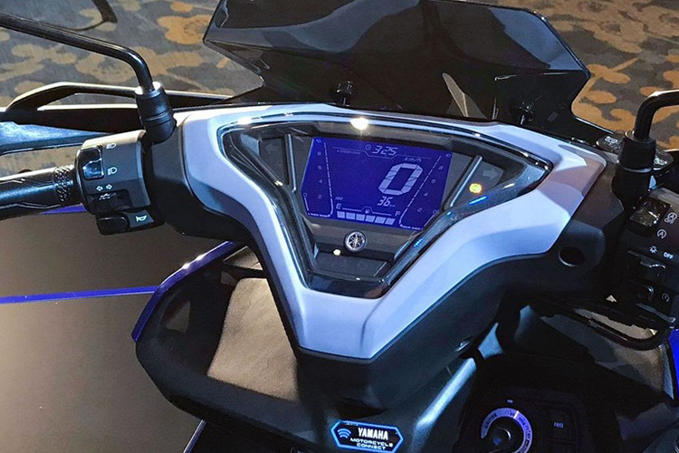Xe được trang bị mặt đồng hồ kiểu mới, tích hợp công nghệ kết nối Y Connect. Sau khi kết nối với điện thoại, ứng dụng Yamaha Motorcycle Connect sẽ có khả năng hiển thị các thông tin như: Báo lỗi của xe khi gặp sự cố; Lịch thay nhớt và tình trạng ắc-quy; Mức nhiên liệu thực thế; Xác định vị trí gần đây...