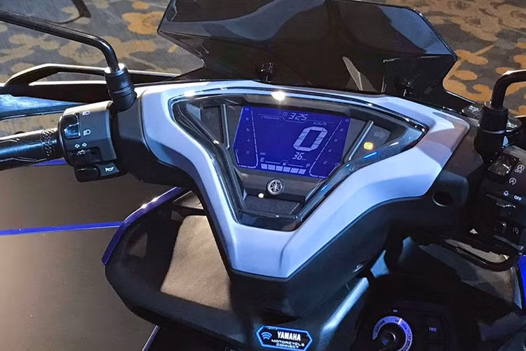 Xe được trang bị mặt đồng hồ kiểu mới, tích hợp công nghệ kết nối Y Connect. Sau khi kết nối với điện thoại, ứng dụng Yamaha Motorcycle Connect sẽ có khả năng hiển thị các thông tin như: Báo lỗi của xe khi gặp sự cố; Lịch thay nhớt và tình trạng ắc-quy; Mức nhiên liệu thực thế; Xác định vị trí gần đây...