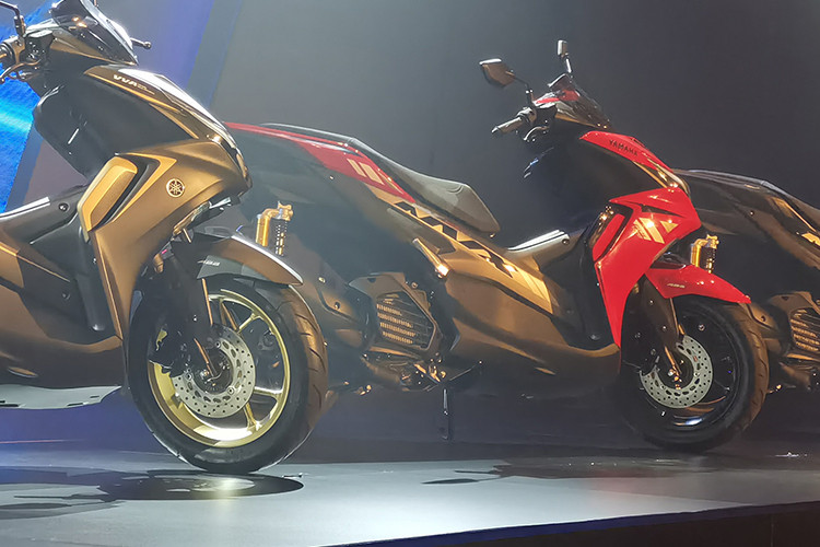 Một thay đổi nữa trên Yamaha NVX 155 2020 chính là bình xăng có dung tích 5,5 lít, tăng thêm 0,9 lít so với phiên bản cũ, giúp cho xe có phạm vi di chuyển lên đến 200 km với mỗi lần đổ xăng. Vị trí nắp bình xăng vẫn được đặt phía trước giúp đổ xăng thuận tiện. 