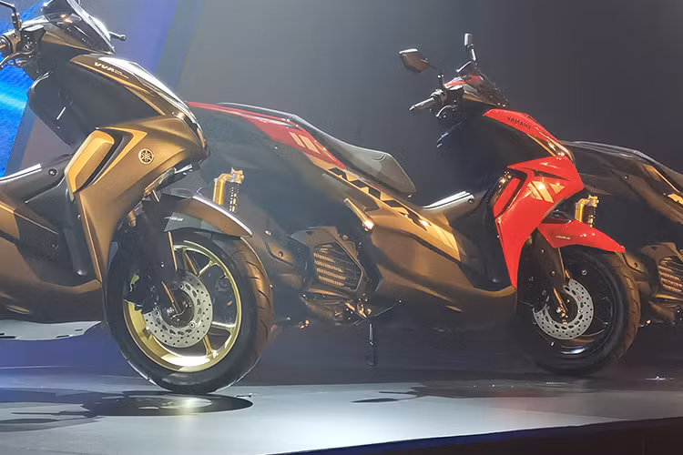 Một thay đổi nữa trên Yamaha NVX 155 2020 chính là bình xăng có dung tích 5,5 lít, tăng thêm 0,9 lít so với phiên bản cũ, giúp cho xe có phạm vi di chuyển lên đến 200 km với mỗi lần đổ xăng. Vị trí nắp bình xăng vẫn được đặt phía trước giúp đổ xăng thuận tiện. 