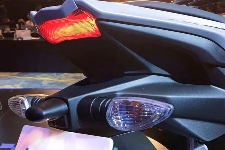 Ngoài mặt nạ và đèn pha mới, đuôi xe NVX 155 2020 cũng có đôi chút thay đổi. Cụ thểm phần ốp đuôi không còn được làm đơn giản như bản hiện tại mà đã có nét uốn lượn, tạo hình cho đuôi xe các đường gãy, uốn, nhấn mạnh thêm phong cách thể thao của xe.