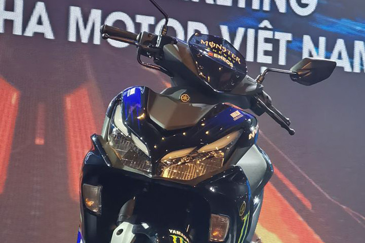 Bộ đèn mới của xe có thiết kế lớn hơn, cao hơn về phía cánh trên của bộ vỏ nhựa đầu. Giống như bản hiện tại, đèn pha của Yamaha NVX 155 thế hệ mới ứng dụng công nghệ LED với điểm nổi bật là bộ đèn định vị gồm 2 dải LED chạy dài theo viền mặt đèn xe.