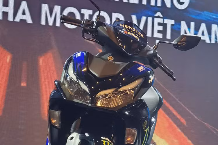 Bộ đèn mới của xe có thiết kế lớn hơn, cao hơn về phía cánh trên của bộ vỏ nhựa đầu. Giống như bản hiện tại, đèn pha của Yamaha NVX 155 thế hệ mới ứng dụng công nghệ LED với điểm nổi bật là bộ đèn định vị gồm 2 dải LED chạy dài theo viền mặt đèn xe.