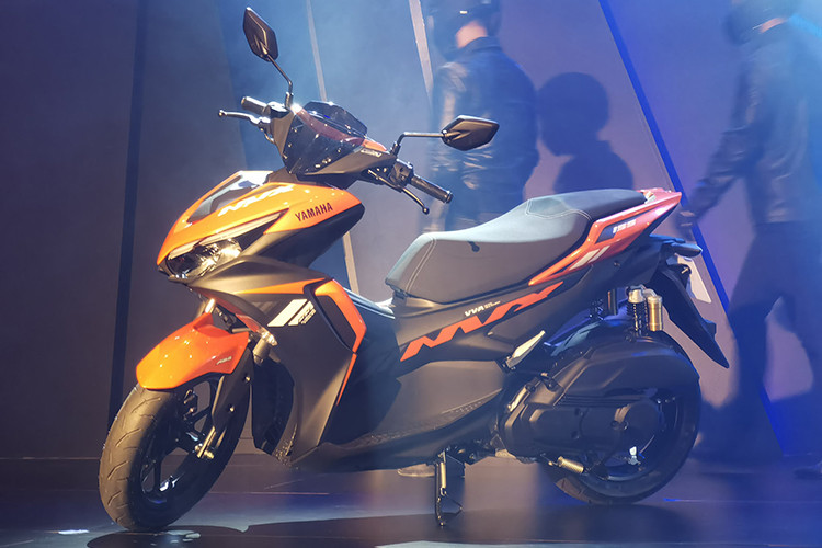 Yamaha NVX 155 2020 tại Việt Nam sở hữu ngoại hình với bộ cánh được cập nhật đầy mới mẻ. Có thể thấy rõ nhất ở dàn đầu của chiếc xe với thiết kế thon gọn hơn, hiếu chiến hơn so phiên bản hiện tại. Thay thế cho mặt đèn pha cũ là thiết kế bộ đèn pha mới khá giống với đèn của mẫu sport bike R25 phiên bản đầu tiên.