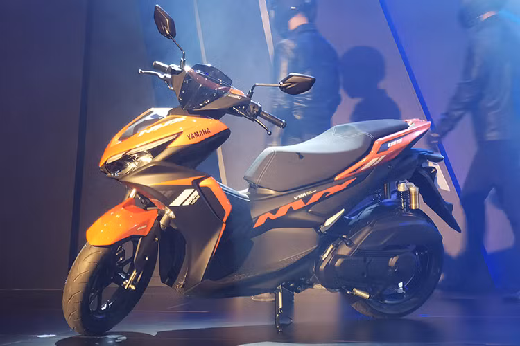 Yamaha NVX 155 2020 tại Việt Nam sở hữu ngoại hình với bộ cánh được cập nhật đầy mới mẻ. Có thể thấy rõ nhất ở dàn đầu của chiếc xe với thiết kế thon gọn hơn, hiếu chiến hơn so phiên bản hiện tại. Thay thế cho mặt đèn pha cũ là thiết kế bộ đèn pha mới khá giống với đèn của mẫu sport bike R25 phiên bản đầu tiên.