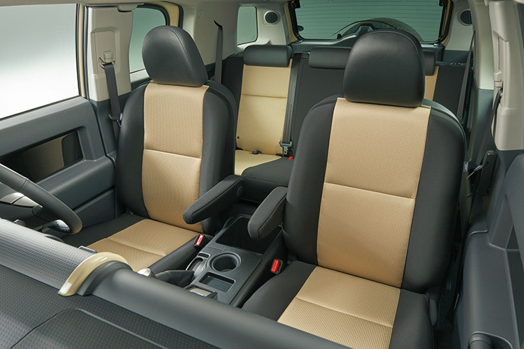 Một điểm đáng chú ý của Land Cruiser FJ là việc sử dụng khung gầm Ladder-Frame thay vì khung liền (Unibody) như nhiều mẫu SUV nhỏ gọn khác. Cấu trúc này giúp xe tăng khả năng chịu lực, vận hành bền bỉ trên địa hình khắc nghiệt mà vẫn giữ mức giá phải chăng.