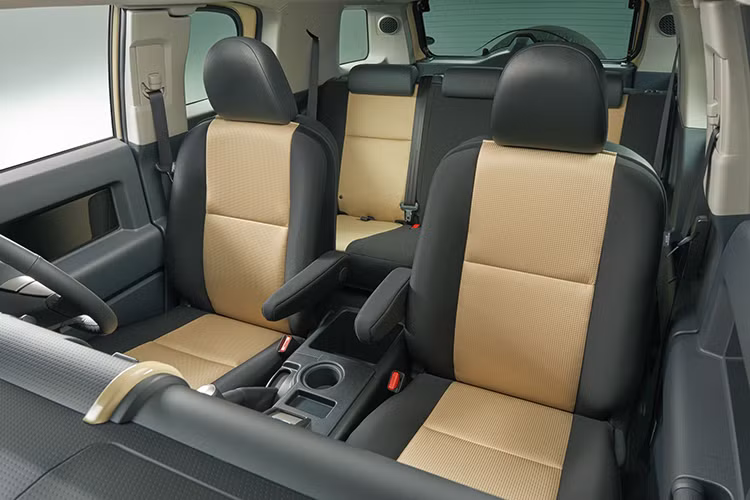 Một điểm đáng chú ý của Land Cruiser FJ là việc sử dụng khung gầm Ladder-Frame thay vì khung liền (Unibody) như nhiều mẫu SUV nhỏ gọn khác. Cấu trúc này giúp xe tăng khả năng chịu lực, vận hành bền bỉ trên địa hình khắc nghiệt mà vẫn giữ mức giá phải chăng.