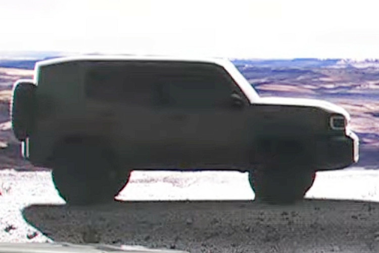 Một số điểm nổi bật trong thiết kế bao gồm: Khoảng sáng gầm cao giúp xe dễ dàng di chuyển trên địa hình khó khăn. Lốp xe kích thước lớn, thiết kế chắc chắn, phù hợp cho các chuyến off-road. Cửa sau phẳng với bánh dự phòng gắn trên xe, duy trì phong cách đặc trưng của dòng Land Cruiser.