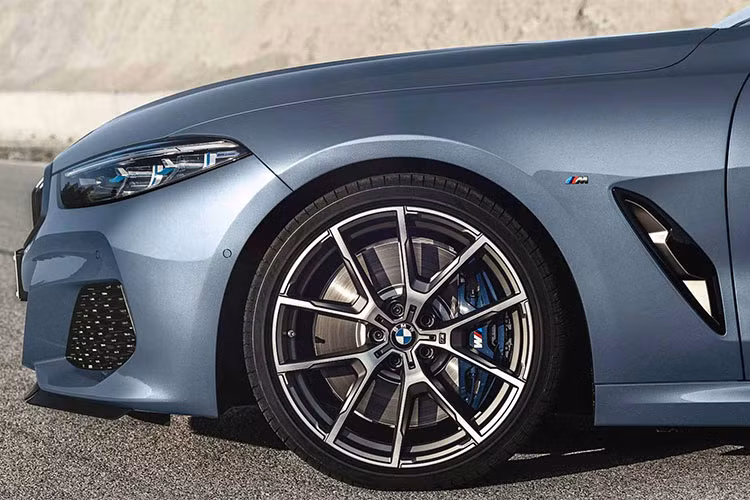 Hông xe BMW 8-Series được thiết kế mượt mà, khí động học tốt hơn, đồng thời trông mạnh mẽ hơn thế hệ trước, đặc biệt ở phần đuôi. Rõ ràng BMW muốn hướng tới sự cân bằng giữa mẫu xe thể thao và chiếc GT sang trọng. Ngoài ra bộ mâm xe cũng thiết kế cá tính và thể thao hơn.