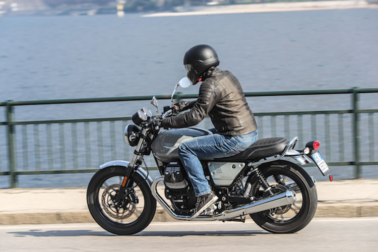 Tại thị trường Malasysia, gía xe Moto Guzzi V7 III Rough 2018 phiên bản đặc biệt sẽ bán ra từ 75.000 Ringgit (tương đương 423 triệu đồng).