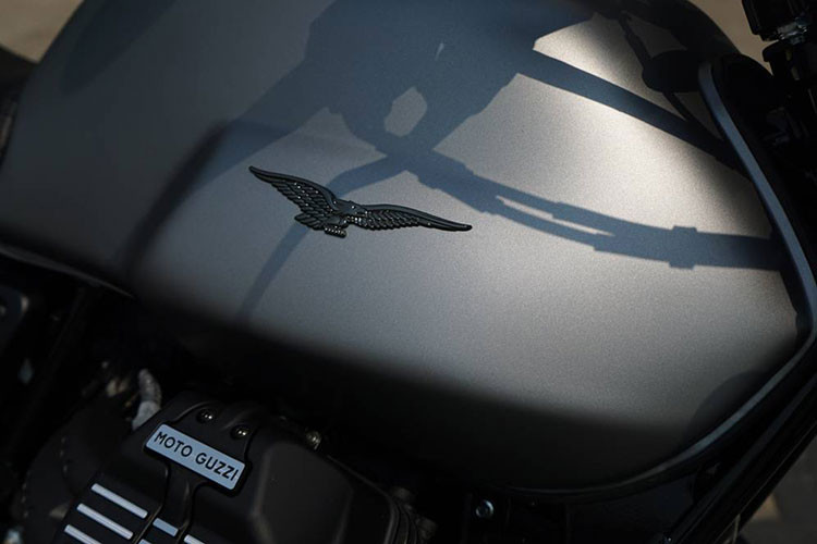 Bình xăng của xe có dung tích 21 lít được tạo hình khá cơ bắp, mang nét cứng cáp và mạnh mẽ hơn nhờ màu sơn nhám cá tính. Hai bên bình xăng là logo đại bàng bằng ddang tung cánh, biểu tượng của Moto Guzzi.