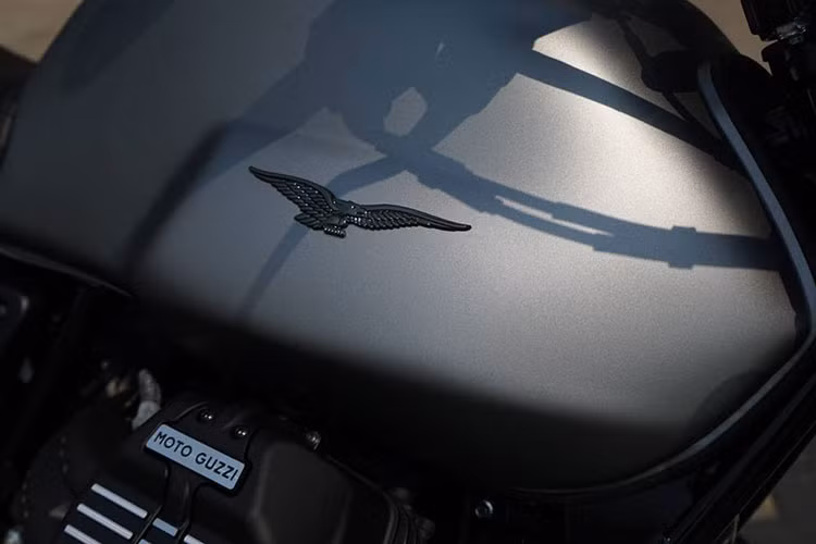 Bình xăng của xe có dung tích 21 lít được tạo hình khá cơ bắp, mang nét cứng cáp và mạnh mẽ hơn nhờ màu sơn nhám cá tính. Hai bên bình xăng là logo đại bàng bằng ddang tung cánh, biểu tượng của Moto Guzzi.