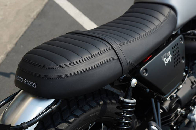 Yên xe được thêu "dạng bánh mỳ" theo phong cách truyền thống, ốp hông của xe với logo V7 III Rough. Các trang bị tiêu chuẩn khác trên xe bao gồm cặp phuộc ống lồng kích thước 43mm ở trước và cặp giảm xóc lò xo trụ phía sau, dè trước sau được mạ chrome sáng bóng...