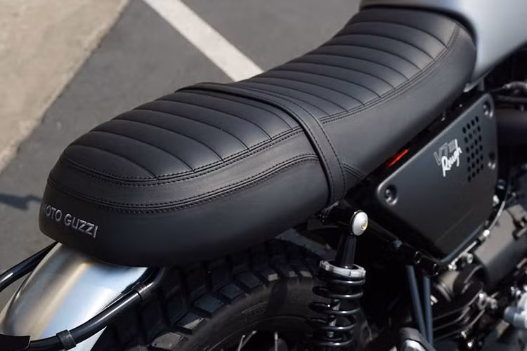 Yên xe được thêu "dạng bánh mỳ" theo phong cách truyền thống, ốp hông của xe với logo V7 III Rough. Các trang bị tiêu chuẩn khác trên xe bao gồm cặp phuộc ống lồng kích thước 43mm ở trước và cặp giảm xóc lò xo trụ phía sau, dè trước sau được mạ chrome sáng bóng...