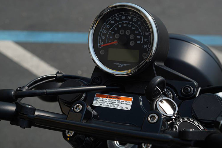 Cụm đồng hồ đơn của xe dạng analogue kết hợp với đồng hồ kỹ thuật số mang lại phong cách hiện đại cho chiếc xe, đồng thời vừa hiển thị tốc độ dạng kim chỉ và các thông tin còn lại liên quan tới xe thông qua màn hình LCD dựa trên nền tảng đa phương tiện tùy chọn của Moto Guzzi.