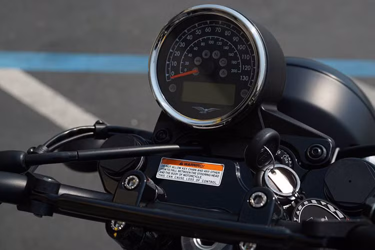 Cụm đồng hồ đơn của xe dạng analogue kết hợp với đồng hồ kỹ thuật số mang lại phong cách hiện đại cho chiếc xe, đồng thời vừa hiển thị tốc độ dạng kim chỉ và các thông tin còn lại liên quan tới xe thông qua màn hình LCD dựa trên nền tảng đa phương tiện tùy chọn của Moto Guzzi.