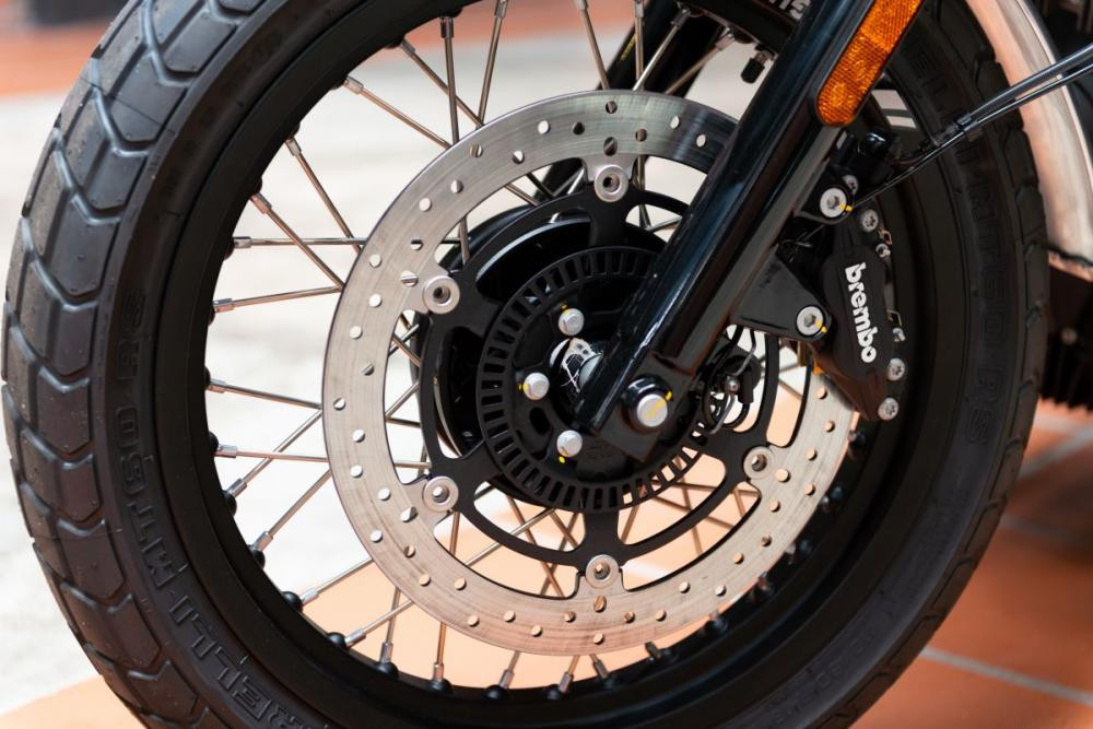 Xe sử dụng bộ vành nan 18 inch ở trước và 17 inch phía sau đi kèm bộ lốp đa địa hình. Hệ thống phanh trên xe gồm phanh đĩa trước 320mm và đĩa sau 260mm của Brembo. Công nghệ an toàn trên xe bao gồm hệ thống chống bó cứng phanh ABS và hệ thống kiểm soát lực kéo hai chế độ.