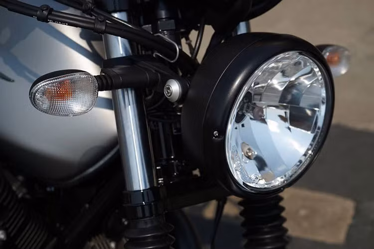 Thiết kế phần đầu xe với èn pha có hình dạng tròn cổ điển, vươn dài sang hai bên là cặp đèn xinhan trước được tách rời. Trong khi đó đèn hậu có thiết kế lồi, được bố trí ngay trên chắn bùn sau khá đơn giản.