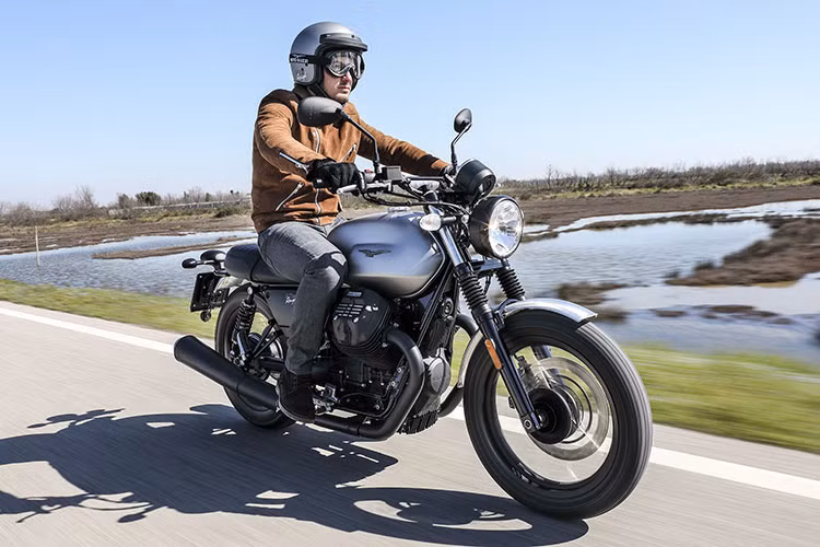 Được biết, các dòng xe môtô phân khối lớn Moto Guzzi V7 sẽ cạnh tranh mạnh mẽ tới các đối thủ trong phân khúc xe hoài cổ của Triumph hay BMW Motorrad... Tại thị trường Việt Nam, Moto Guzzi dự tính sẽ được phân phối chính hãng từ phía Piaggio trong thời gian tới.