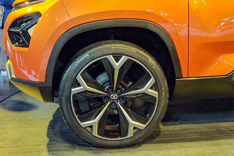 Các chi tiết khác như; thân xe đầy thể thao, cũng như các đèn pha LED, tay nắm cửa chìm hay camera cánh thay thế các gương chiếu hậu truyền thống cũng là điểm nhấn ngay từ bên ngoài của Tata H5X Concept.