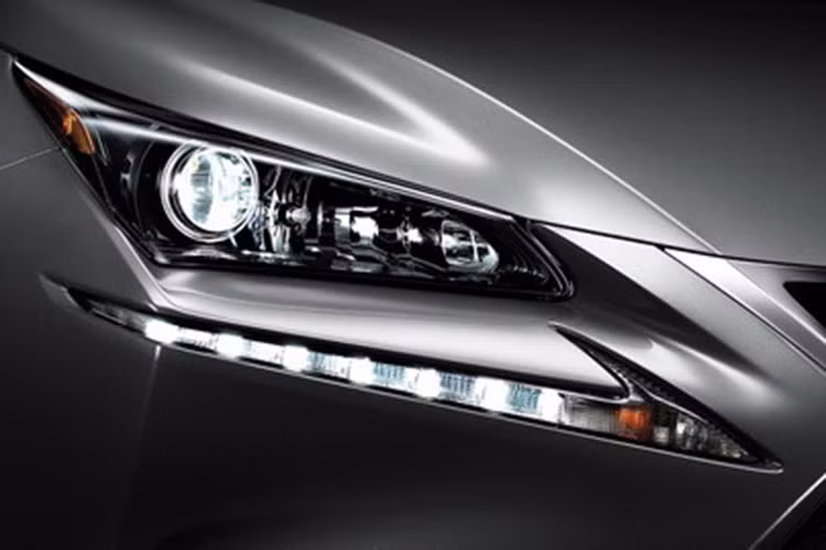 Xe được trang bị cảm biến mưa, đèn định vị và đèn sương mù LED.