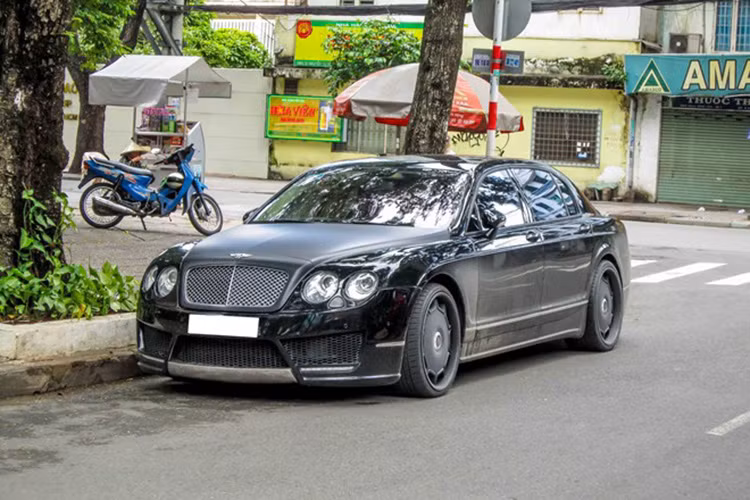 Cản trước được cắt rộng hơn, chừa không gian cho lưới tản nhiệt. Líp cản trước được bọc chrome. Ngoài ra, dài đèn LED định vị cũng được độ thêm ở bên dưới cản.