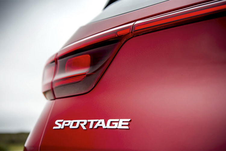 Tuy nhiên, sự thay đổi đáng chú ý nhất trên Sportage 2019 chính là hệ truyền động hybrid có tên EcoDynamics+ do chính Kia sản xuất. Hệ truyền động này bao gồm một động cơ dầu diesel 2.0L 4 xy-lanh kết hợp cùng một động cơ điện và một gói pin lithium-ion 0,4 kWh sản sinh tổng công suất 182 mã lực và mô-men xoắn cực đại 400 Nm.