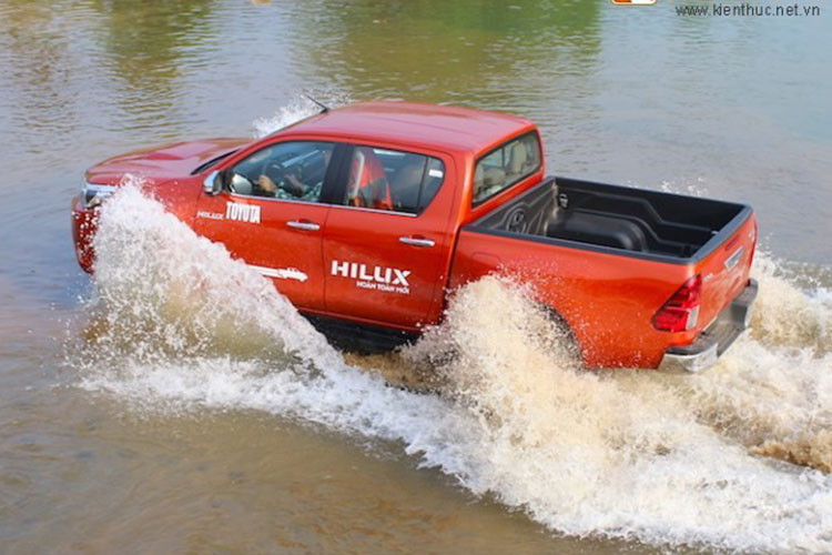 Động cơ diesel 2.4L, 4 xy-lanh kết hợp hộp số tự động 6 cấp, sinh công suất 148 mã lực tại 3.400 vòng/phút và mô-men xoắn cực đại 400 Nm tại 1.600 vòng/phút. Đi cùng hệ thống trợ lái thủy lực theo tốc độ biến thiên, giúp Toyota Hilux có cảm giác lái tốt hơn. Xe có giá từ 852 triệu đồng, cạnh tranh với các đối thủ như Mazda BT-50, Ford Ranger.